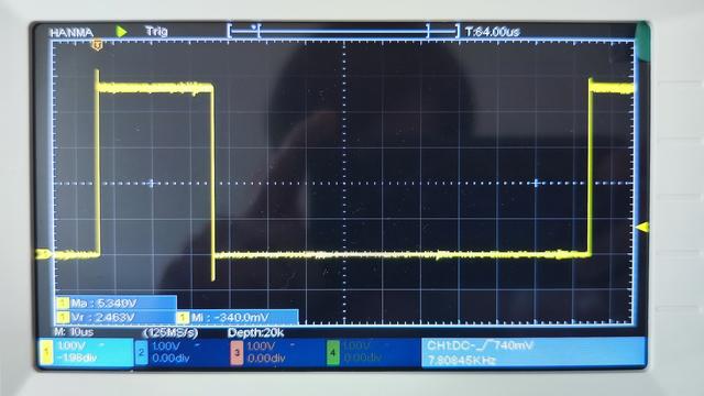 На дисплее осциллографа: опорное напряжение ~5 вольт, среднее напряжение 2  вольт из-за уменьшения задающего напряжения (модуляции импульса). Импульс увеличивается и уменьшается при достижении максимума и минимума соответственно.