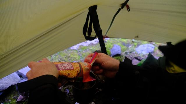 Mit Trekkingpole unterstützte Absis. Diesesmal wir aufgrund des Windes auch darin gekocht.