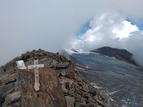 A small cross depicts the summit of the Hohe Wart (Guardia Alta) at 3424m on the crest towards the Similaun, one if the highest mountain in Austria and South Tyrol.