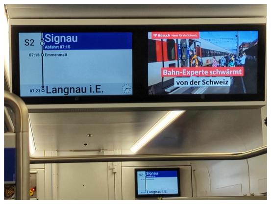Bild im Zug, zwei Bildschirme sind zu sehen. Auf dem einen wird die Verbindung angezeigt, der andere zeigt aktuelle Nachrichten.