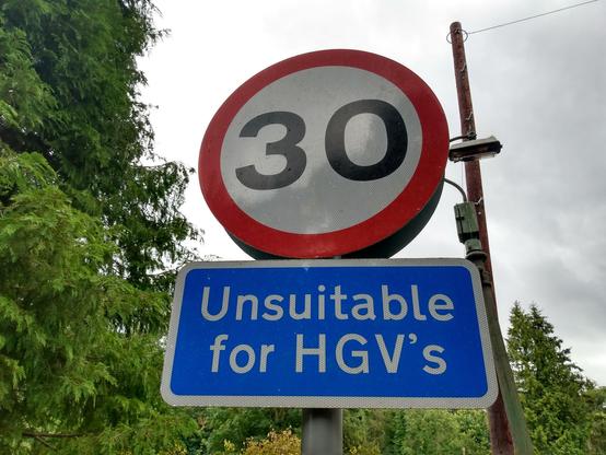UK roadsign saying "Unsuitable for HGV's"