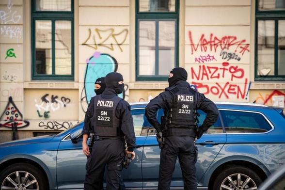 Vermummte Cops bei einer Hausdurchsuchung 2023 in Connewitz