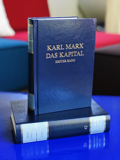Um das Kapitel 4 im Band »Karl Marx: Das Kapital, Erster Band« wird es vor allem in der Marx-Herbstschule gehen. Das Buch steht im Foto auf dem ebenfalls relevanten Band »Marx-Engels Werke, Band 42«, der die ›Grundrisse der Kritik der politischen Ökonomie‹ enthält.