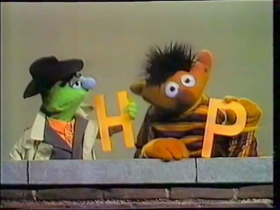 In der Sesamstraße versucht Schlemihl die Buchstaben "H" und "P" an Ernie zu verkaufen.