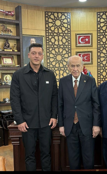 Former Germany footballer Mesut Özil , who has the grey wolves tattoo on his chest, has now visited the leader of the grey wolves and taken a photo with him.   Der ehemalige Fußballspieler von Deutschland Mesut Özil , der das Tattoo der grauen Wölfe auf seiner Brust trägt, hat nun den Führer der grauen Wölfe besucht und mit ihm ein Foto gemacht.