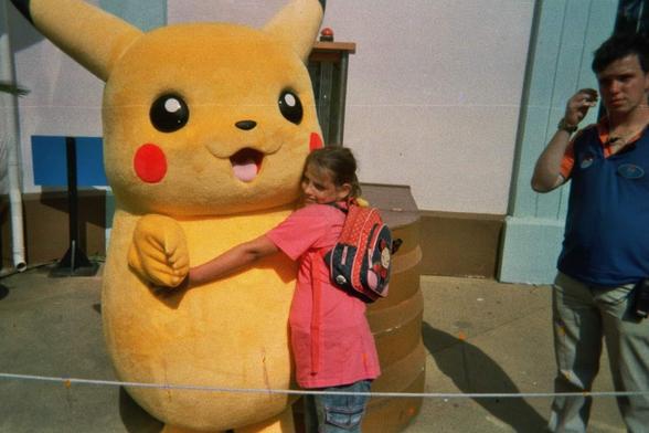 A photograph of Kimberley as a child, hugging a Pikachu mascot at the Pokémon Day event at Walibi World, in 2008