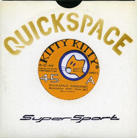 Pochette du single "Quickspace Happy Song (#1)" du groupe Quickspace SuperSport, qui est une pochette de 7"  générique sur laquelle a été peint au pochoir le nom du groupe. En haut est écrit "Quickspace" en majuscule et en lettres dorées, en bas "SuperSport", les S en majuscule, les autres lettres en minuscule, le tout en noir.
Un die-cut permet de voir le label du 7", fais main, qui représente le logo du label, un chat dans un rond.