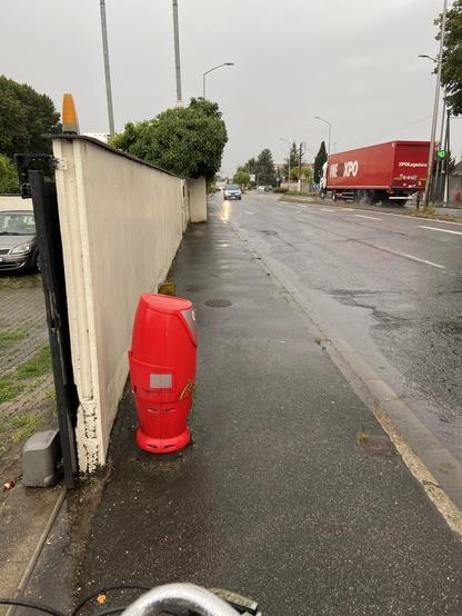 Trottoir se rétrécissant le long de la RD 2152 à La Chapelle Saint-Mesmin