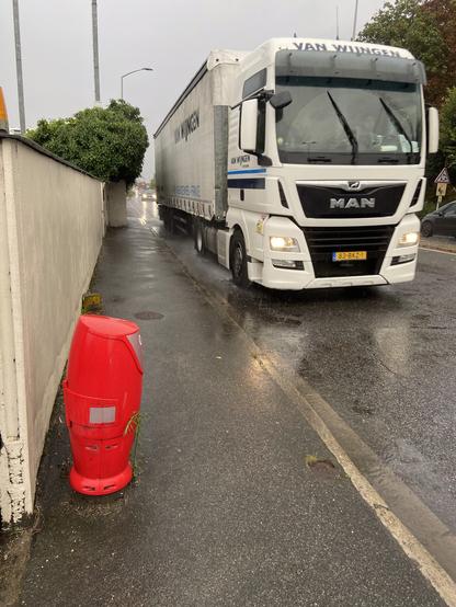 Trottoir se rétrécissant le long de la RD 2152 à La Chapelle Saint-Mesmin. Un poids lourd passe juste à ce moment