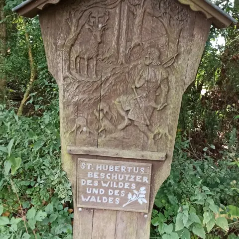 Schild mit St. Hubertus, dem Beschützer des Waldes