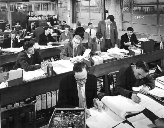 Schwarz-Weiß Photo in 60er Jahre Büro