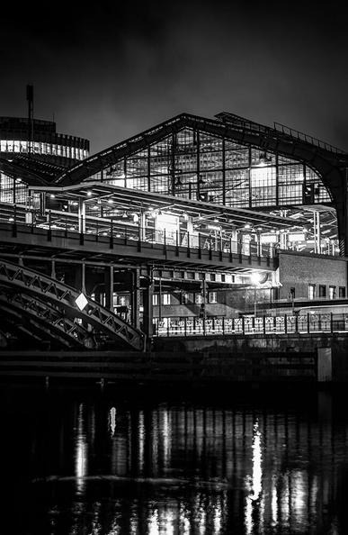 Der Bahnhof Friedrichstraße bei Dunkelheit vom Schiffbauerdamm am Spreeufer aus Fotografiert.
Friedrichstraße station at night, photographed from Schiffbauerdamm on the banks of the Spree.