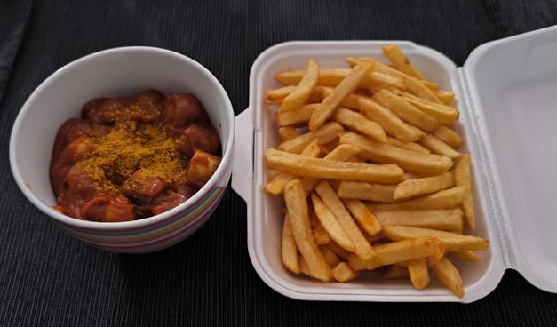Currywurst mit Pommes