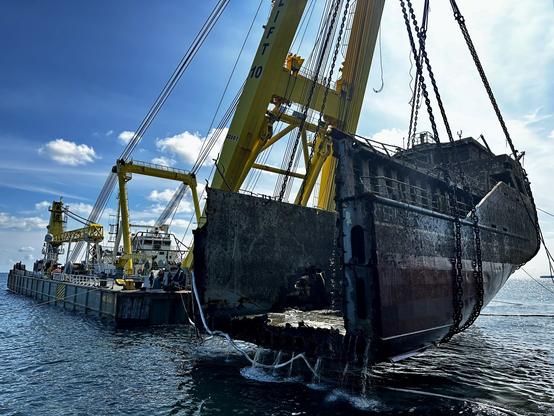 Der Schwimmkran HEBO LIFT 10 hat die Hecksektion der Verity aus dem Wasser gehoben. Quelle: WSV/brand MARINE CONSULTANTS GmbH.