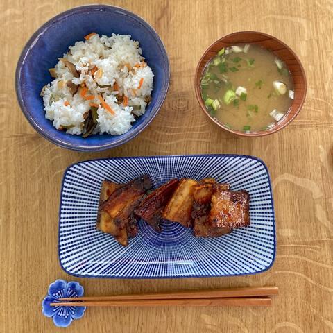 A close-up of my personal plates and bowls with rice, meat and soup.