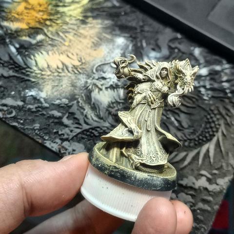 The miniature with only drybrushed underpainting on, before adding color.