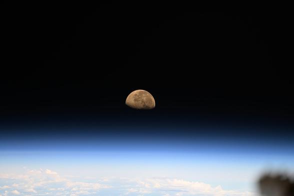 GMT237_21_45_Matthew_Dominick_Tropical_Storm_Hone_near_Hawaii_and_Moonsetting_400mm_with_Suni_(iss071e549317).jpg