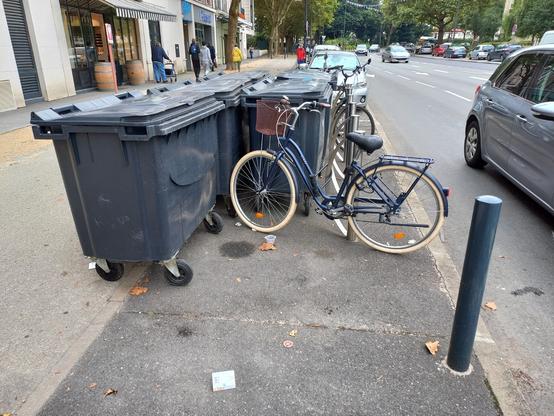 Maisons-Alfort, 1 avenue Blum, 5 poubelles de grande dimension empêchent d'utiliser les arceaux vélo