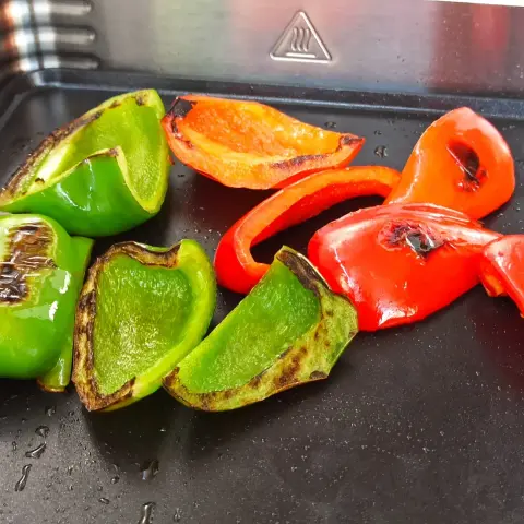 Gegrillte grüne und rote Paprika.