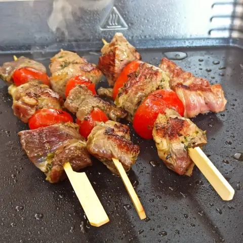 Lammspieße mit Tomaten auf einer Plancha