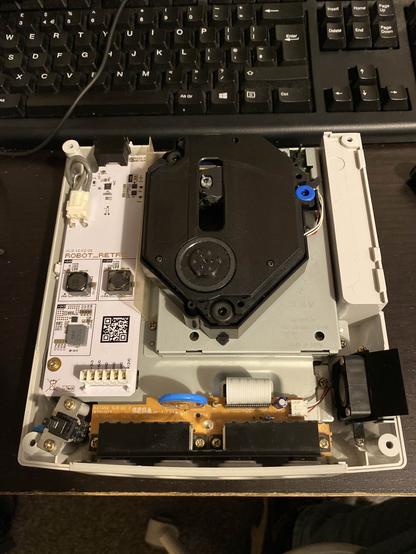 Robot_Retro USB-C PSU unit installed in Dreamcast.