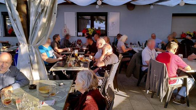 Der Linux-Treff Nord beim Theo in der Schnepfenreuther Hauptstr. 19. Hier wird Linux installiert, die Aufgaben und Fragen unserer Gäste bearbeitet und sich allgemein über Themen nicht nur über Linux ausgetauscht.

Foto: An verschiedenen Tischen sitzen unter einer überdachten Terrasse viele Leute an ihrem Notebook und/oder unterhalten sich.