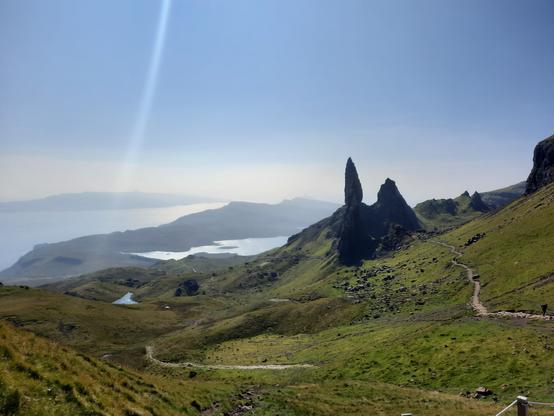 Old man of Storr, amb un llac i mar de fons