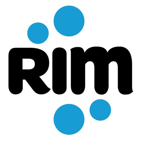 O símbolo do logotipo do Remote Incident Manager tem as letras RIM cercadas por quatro círculos azuis que representam máquinas de destino remotas. À direita do símbolo do logotipo estão as palavras Remote Incident Manager.