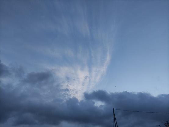 Dos capas de nubes.

La capa baja y la alta de fondo, la diferencia de colores es muy bonita