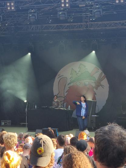 Die Rapperin Ebow auf der Bühne