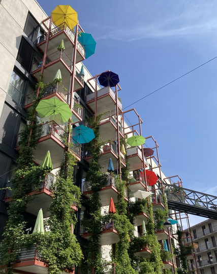 Bunte Sonnenschirme auf Balkonen
