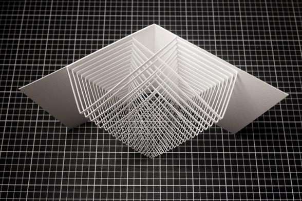 Carte popup kirigami à 40 lamelles vue de dessus.
Effet de croisement de bande de papier