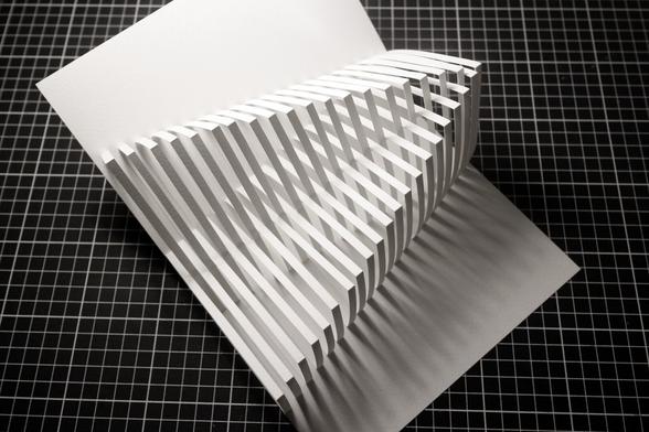 Carte popup kirigami à 40 lamelles vue de dessus.
En forme de A