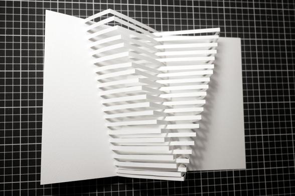 Carte popup kirigami à 40 lamelles vue de dessus.
En forme de V