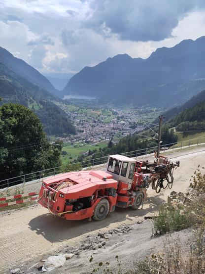 Foto. Ein Bohr-Jumbo in Berglandschaft.