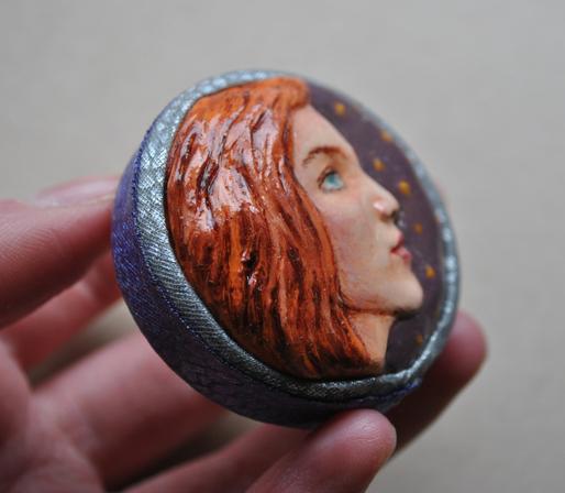 detalle de pequeño retrato circular en relieve de Dana Scully