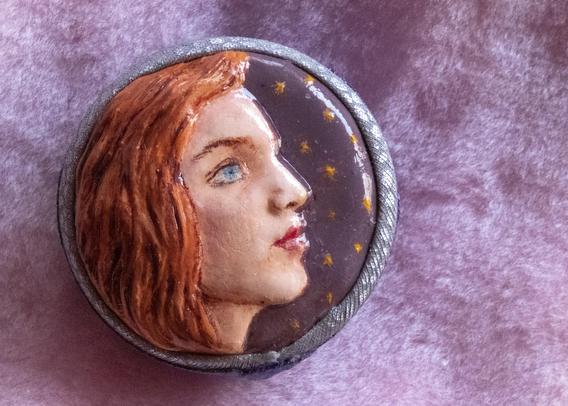 Pequeño retrato circular en relieve de Dana Scully con estrellitas de fondo