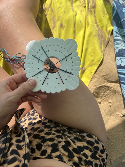 Sur la plage en maillot de bain léopard avec un disque de tissage.