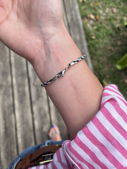 Vue du bracelet à l’intérieur du poignet avec un fermoir en acier.