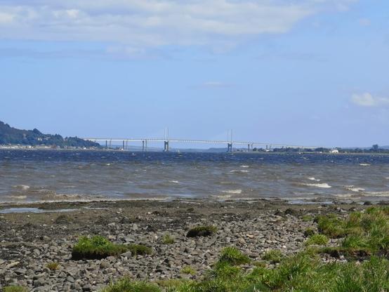 Blick auf den Moray Firth bei Bunchrew in Richtung Osten udn Nordsee. von hier aus sieht man noch die Kessock Bridge und viele Wellen auf dem Firth