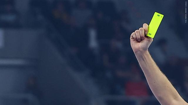 Ein Schiedsrichter hält bei einem Handball-Spiel die Gelbe Karte hoch (Foto: IMAGO, IMAGO / Lobeca)