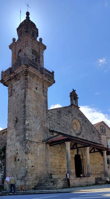 Iglesia de Nuestra Señora de las Angustias en Muros. Puede verse la torre y la entrada principal.