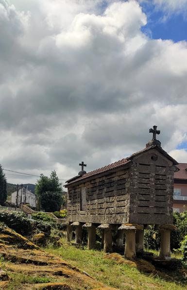 Hórreo en Carnota con unas nubes dramáticas detrás.