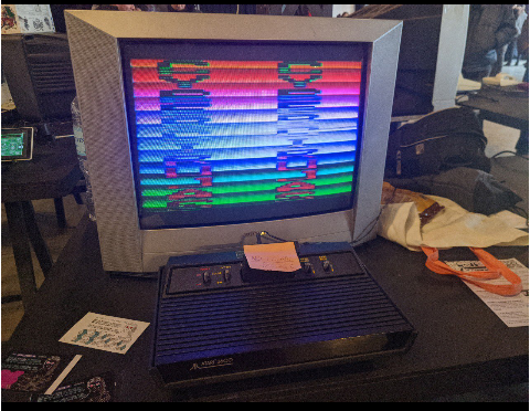 TV CRT mostrando un demo Cyberciruja para Atari  VCS.