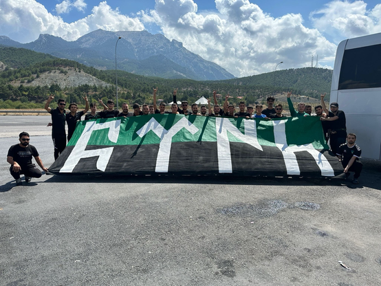 As always against Amedspor, the fans of Kocaelispor made their presence felt with the symbols and the wolf salute of the grey wolves because they were playing against the Kurdish club Amedspor. Hand symbols of the grey wolves were also made in the stadium. But Amedspor still swept them off the pitch 3:0.   Wie immer gegen Amedspor haben sich die Fans von Kocaelispor mit den Symbolen und dem Wolfsgruß der grauen Wölfe bemerkbar gemacht weil sie gegen den kurdischen Verein Amedspor gespielt haben. Auch im Stadion wurden Handsymbole der grauen Wölfe gemacht. Aber Amedspor hat sie trotzdem 3:0 vom Platz gefegt.