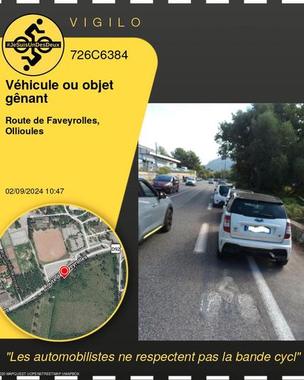 Panel vigilo qui montre toute une filée de voiturettes garées sur la pitieuse bande cyclable trop étroite d'une departementale à Ollioules, Var
