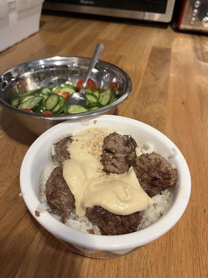 El platillo descrito, empacado para llevar a la oficina