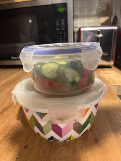 El platillo descrito, empacado para llevar a la oficina