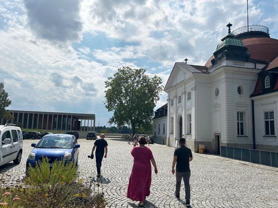 Kultusministerin Schopper mit weiteren Personen vor den Gebäuden des Deutschen Literaturarchivs Marbach. Foto: Kultusministerium Baden-Württemberg