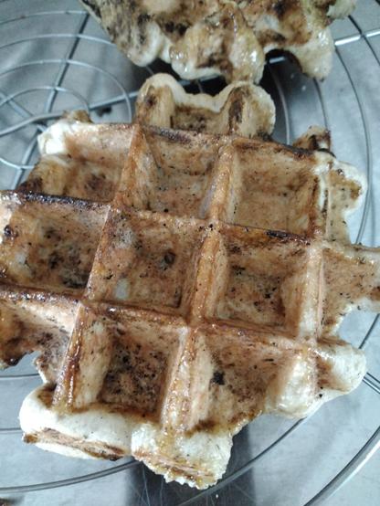 Une gaufre de liège sur une grille sur un plan de travail en inox
